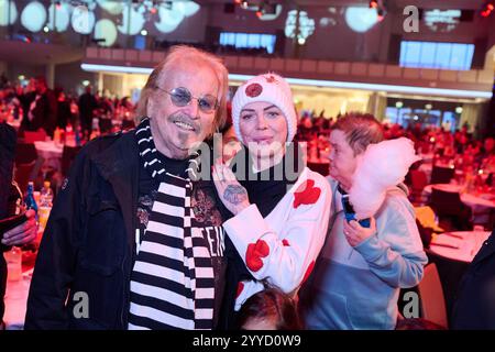 Berlin, Deutschland. Dezember 2024. Frank Zander feiert mit seinen Gästen auf der 30. Frank Zander Weihnachtsfeier für Obdachlose im Hotel Estrel. Annette Riedl/dpa/Alamy Live News Stockfoto