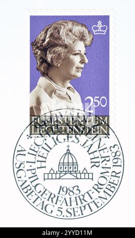 Gestempelte Briefmarke von Liechtenstein, die das Porträt von Prinzessin Gina zeigt, um 1983. Stockfoto