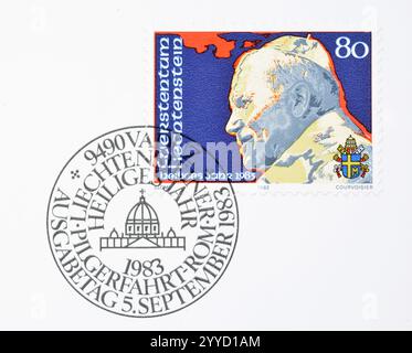 Gestempelte Briefmarke von Liechtenstein, die das Porträt von Papst Johannes Paulus II., um 1983 zeigt. Stockfoto