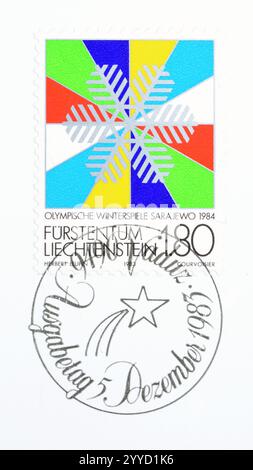 Gestempelte Briefmarke, gedruckt von Liechtenstein, die die Olympischen Winterspiele 1984 - Sarajevo, um 1983 fördert. Stockfoto