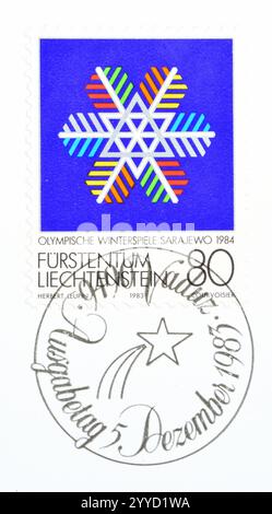 Gestempelte Briefmarke, gedruckt von Liechtenstein, die die Olympischen Winterspiele 1984 - Sarajevo, um 1983 fördert. Stockfoto