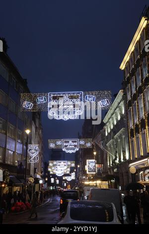St. Martins Lane Weihnachtsdekoration London UK Dezember 2024 Stockfoto