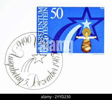 Gestempelte Briefmarke, gedruckt von Liechtenstein, die Jesus Baby zeigt, Weihnachten feiert, um 1983. Stockfoto