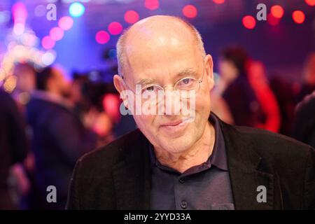 Berlin, Deutschland. Dezember 2024. Gregor Gysi (die Linke) nimmt an Frank Zanders 30. Weihnachtsfeier für Obdachlose im Hotel Estrel Teil und hilft beim Service. Annette Riedl/dpa/Alamy Live News Stockfoto