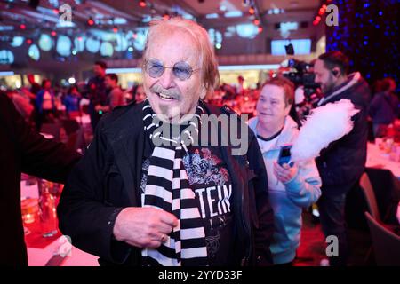 Berlin, Deutschland. Dezember 2024. Frank Zander feiert mit seinen Gästen auf der 30. Frank Zander Weihnachtsfeier für Obdachlose im Hotel Estrel. Annette Riedl/dpa/Alamy Live News Stockfoto