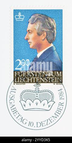 Gestempelte Briefmarke von Liechtenstein, die das Porträt von Prinz Hans Adam zeigt, um 1984. Stockfoto