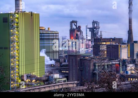 Panorama des ThyssenKrupp Steel Stahlwerk in Duisburg-Bruckhausen, vorne das gasbefeuerte Kraftwerk Hamborn, grüne Fassade des Kesselhaus Block5, Mitte die Hochöfen 8 und 9, NRW, Deutschland, ThyssenKrupp Steel Bruckhausen *** Panorama des ThyssenKrupp Steel Stahlwerks in Duisburg Bruckhausen, vorne das Gaskraftwerk Hamborn, grüne Fassade des Kesselhauses Block5, in der Mitte die Hochöfen NRW 8, in NRW 9, in der Hochofen-NRW Stockfoto