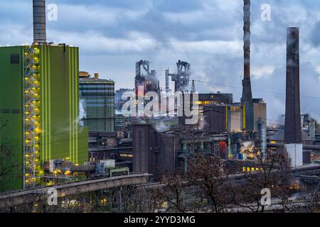 Panorama des ThyssenKrupp Steel Stahlwerk in Duisburg-Bruckhausen, vorne das gasbefeuerte Kraftwerk Hamborn, grüne Fassade des Kesselhaus Block5, Mitte die Hochöfen 8 und 9, NRW, Deutschland, ThyssenKrupp Steel Bruckhausen *** Panorama des ThyssenKrupp Steel Stahlwerks in Duisburg Bruckhausen, vorne das Gaskraftwerk Hamborn, grüne Fassade des Kesselhauses Block5, in der Mitte die Hochöfen NRW 8, in NRW 9, in der Hochofen-NRW Stockfoto