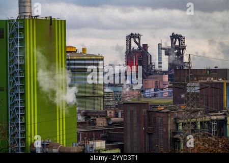 Panorama des ThyssenKrupp Steel Stahlwerk in Duisburg-Bruckhausen, vorne das gasbefeuerte Kraftwerk Hamborn, grüne Fassade des Kesselhaus Block5, Mitte die Hochöfen 8 und 9, NRW, Deutschland, ThyssenKrupp Steel Bruckhausen *** Panorama des ThyssenKrupp Steel Stahlwerks in Duisburg Bruckhausen, vorne das Gaskraftwerk Hamborn, grüne Fassade des Kesselhauses Block5, in der Mitte die Hochöfen NRW 8, in NRW 9, in der Hochofen-NRW Stockfoto