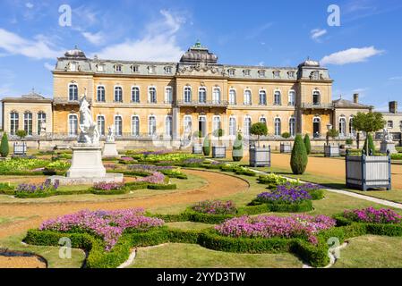 Wrest Park Bedfordshire formelle Gärten und Statuen vor dem englischen Landhaus Wrest Park and Gardens Silsoe Bedfordshire England Großbritannien GB Europa Stockfoto