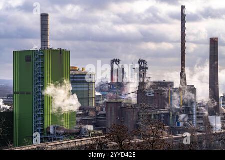 Panorama des ThyssenKrupp Steel Stahlwerk in Duisburg-Bruckhausen, vorne das gasbefeuerte Kraftwerk Hamborn, grüne Fassade des Kesselhaus Block5, Mitte die Hochöfen 8 und 9, NRW, Deutschland, ThyssenKrupp Steel Bruckhausen *** Panorama des ThyssenKrupp Steel Stahlwerks in Duisburg Bruckhausen, vorne das Gaskraftwerk Hamborn, grüne Fassade des Kesselhauses Block5, in der Mitte die Hochöfen NRW 8, in NRW 9, in der Hochofen-NRW Stockfoto