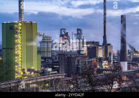 Panorama des ThyssenKrupp Steel Stahlwerk in Duisburg-Bruckhausen, vorne das gasbefeuerte Kraftwerk Hamborn, grüne Fassade des Kesselhaus Block5, Mitte die Hochöfen 8 und 9, NRW, Deutschland, ThyssenKrupp Steel Bruckhausen *** Panorama des ThyssenKrupp Steel Stahlwerks in Duisburg Bruckhausen, vorne das Gaskraftwerk Hamborn, grüne Fassade des Kesselhauses Block5, in der Mitte die Hochöfen NRW 8, in NRW 9, in der Hochofen-NRW Stockfoto