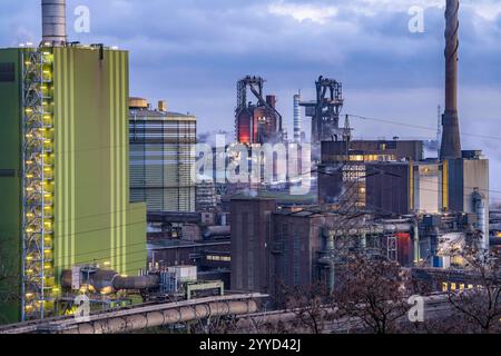 Panorama des ThyssenKrupp Steel Stahlwerk in Duisburg-Bruckhausen, vorne das gasbefeuerte Kraftwerk Hamborn, grüne Fassade des Kesselhaus Block5, Mitte die Hochöfen 8 und 9, NRW, Deutschland, ThyssenKrupp Steel Bruckhausen *** Panorama des ThyssenKrupp Steel Stahlwerks in Duisburg Bruckhausen, vorne das Gaskraftwerk Hamborn, grüne Fassade des Kesselhauses Block5, in der Mitte die Hochöfen NRW 8, in NRW 9, in der Hochofen-NRW Stockfoto