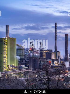 Panorama des ThyssenKrupp Steel Stahlwerk in Duisburg-Bruckhausen, vorne das gasbefeuerte Kraftwerk Hamborn, grüne Fassade des Kesselhaus Block5, Mitte die Hochöfen 8 und 9, NRW, Deutschland, ThyssenKrupp Steel Bruckhausen *** Panorama des ThyssenKrupp Steel Stahlwerks in Duisburg Bruckhausen, vorne das Gaskraftwerk Hamborn, grüne Fassade des Kesselhauses Block5, in der Mitte die Hochöfen NRW 8, in NRW 9, in der Hochofen-NRW Stockfoto