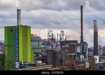 Panorama des ThyssenKrupp Steel Stahlwerk in Duisburg-Bruckhausen, vorne das gasbefeuerte Kraftwerk Hamborn, grüne Fassade des Kesselhaus Block5, Mitte die Hochöfen 8 und 9, NRW, Deutschland, ThyssenKrupp Steel Bruckhausen *** Panorama des ThyssenKrupp Steel Stahlwerks in Duisburg Bruckhausen, vorne das Gaskraftwerk Hamborn, grüne Fassade des Kesselhauses Block5, in der Mitte die Hochöfen NRW 8, in NRW 9, in der Hochofen-NRW Stockfoto