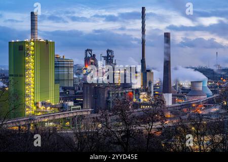 Panorama des ThyssenKrupp Steel Stahlwerk in Duisburg-Bruckhausen, vorne das gasbefeuerte Kraftwerk Hamborn, grüne Fassade des Kesselhaus Block5, Mitte die Hochöfen 8 und 9, NRW, Deutschland, ThyssenKrupp Steel Bruckhausen *** Panorama des ThyssenKrupp Steel Stahlwerks in Duisburg Bruckhausen, vorne das Gaskraftwerk Hamborn, grüne Fassade des Kesselhauses Block5, in der Mitte die Hochöfen NRW 8, in NRW 9, in der Hochofen-NRW Stockfoto