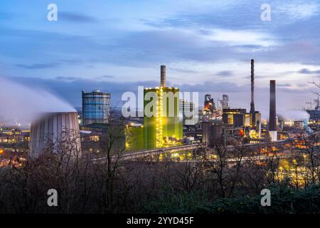 Panorama des ThyssenKrupp Steel Stahlwerk in Duisburg-Bruckhausen, vorne das gasbefeuerte Kraftwerk Hamborn, grüne Fassade des Kesselhaus Block5, Mitte die Hochöfen 8 und 9, NRW, Deutschland, ThyssenKrupp Steel Bruckhausen *** Panorama des ThyssenKrupp Steel Stahlwerks in Duisburg Bruckhausen, vorne das Gaskraftwerk Hamborn, grüne Fassade des Kesselhauses Block5, in der Mitte die Hochöfen NRW 8, in NRW 9, in der Hochofen-NRW Stockfoto