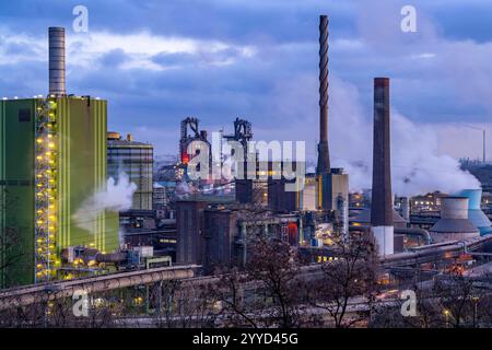Panorama des ThyssenKrupp Steel Stahlwerk in Duisburg-Bruckhausen, vorne das gasbefeuerte Kraftwerk Hamborn, grüne Fassade des Kesselhaus Block5, Mitte die Hochöfen 8 und 9, NRW, Deutschland, ThyssenKrupp Steel Bruckhausen *** Panorama des ThyssenKrupp Steel Stahlwerks in Duisburg Bruckhausen, vorne das Gaskraftwerk Hamborn, grüne Fassade des Kesselhauses Block5, in der Mitte die Hochöfen NRW 8, in NRW 9, in der Hochofen-NRW Stockfoto