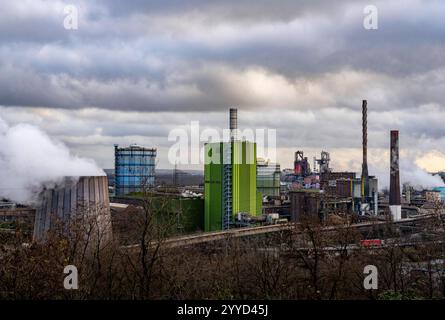 Panorama des ThyssenKrupp Steel Stahlwerk in Duisburg-Bruckhausen, vorne das gasbefeuerte Kraftwerk Hamborn, grüne Fassade des Kesselhaus Block5, Mitte die Hochöfen 8 und 9, NRW, Deutschland, ThyssenKrupp Steel Bruckhausen *** Panorama des ThyssenKrupp Steel Stahlwerks in Duisburg Bruckhausen, vorne das Gaskraftwerk Hamborn, grüne Fassade des Kesselhauses Block5, in der Mitte die Hochöfen NRW 8, in NRW 9, in der Hochofen-NRW Stockfoto