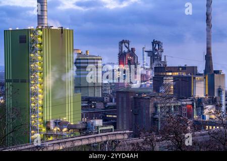 Panorama des ThyssenKrupp Steel Stahlwerk in Duisburg-Bruckhausen, vorne das gasbefeuerte Kraftwerk Hamborn, grüne Fassade des Kesselhaus Block5, Mitte die Hochöfen 8 und 9, NRW, Deutschland, ThyssenKrupp Steel Bruckhausen *** Panorama des ThyssenKrupp Steel Stahlwerks in Duisburg Bruckhausen, vorne das Gaskraftwerk Hamborn, grüne Fassade des Kesselhauses Block5, in der Mitte die Hochöfen NRW 8, in NRW 9, in der Hochofen-NRW Stockfoto