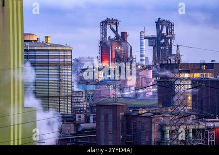 Panorama des ThyssenKrupp Steel Stahlwerks in Duisburg-Bruckhausen, die Hochöfen 8 und 9, NRW, Deutschland, ThyssenKrupp Steel Bruckhausen *** Panorama des ThyssenKrupp Steel Stahlwerks in Duisburg Bruckhausen, Hochöfen 8 und 9, NRW, Deutschland, ThyssenKrupp Steel Bruckhausen Stockfoto
