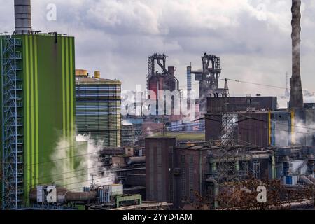 Panorama des ThyssenKrupp Steel Stahlwerk in Duisburg-Bruckhausen, vorne das gasbefeuerte Kraftwerk Hamborn, grüne Fassade des Kesselhaus Block5, Mitte die Hochöfen 8 und 9, NRW, Deutschland, ThyssenKrupp Steel Bruckhausen *** Panorama des ThyssenKrupp Steel Stahlwerks in Duisburg Bruckhausen, vorne das Gaskraftwerk Hamborn, grüne Fassade des Kesselhauses Block5, in der Mitte die Hochöfen NRW 8, in NRW 9, in der Hochofen-NRW Stockfoto