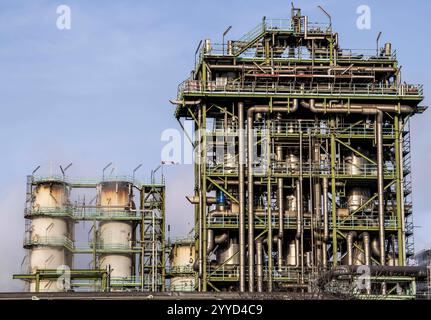 Die Chemischen Anlagen der weißen Seite der Kokerei Schwelgern, sie versorgt mit über 2,5 Mio Tonnen Koks das Hochofenwerk Schwelgern von ThyssenKrupp Steel, am Rhein, gilt als modernste Kokerei der Welt mit den weltgrößten Koksofenbatterien, Duisburg NRW, Deutschland, Kokerei Schwelgern *** die Chemieanlagen auf der weißen Seite der Kokerei Schwelgern, das über 2,5 Millionen Tonnen Koks an das Hochofenwerk von ThyssenKrupp Steels Schwelgern am Rhein liefert, gilt als modernste Kokerei der Welt mit den größten Koksbatterien der Welt, Duisburg NRW, Deutschland, Stockfoto