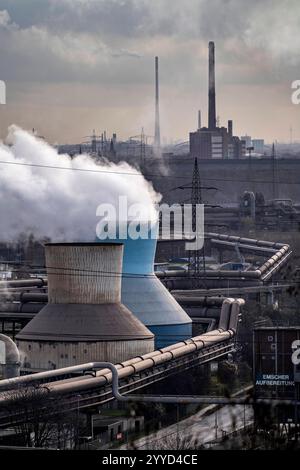 Panorama des ThyssenKrupp Steel Stahlwerk in Duisburg-Bruckhausen, Kühltürme, am Kraftwerk Hamborn, Rohrleitungen, im Hintergrund das ThyssenKrupp Kraftwerk Hermann Wenzel in Ruhrort, NRW, Deutschland, ThyssenKrupp Steel Bruckhausen *** Panorama des ThyssenKrupp Steel Stahlwerks in Duisburg Bruckhausen, Kühltürme, im Hintergrund das Kraftwerk Hamborn, Pipelines, im Hintergrund das ThyssenKrupp Steel Kraftwerk in Bruckhausen, ThyssenKrupp, Ruckhausen, Ruckhausen, Ruckhausen, Ruckhausen, Ruckhausen, Ruckhausen, Ruckhausen, ThyssenKrupp Steel Stockfoto