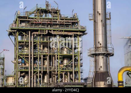 Die Chemischen Anlagen der weißen Seite der Kokerei Schwelgern, sie versorgt mit über 2,5 Mio Tonnen Koks das Hochofenwerk Schwelgern von ThyssenKrupp Steel, am Rhein, gilt als modernste Kokerei der Welt mit den weltgrößten Koksofenbatterien, Duisburg NRW, Deutschland, Kokerei Schwelgern *** die Chemieanlagen auf der weißen Seite der Kokerei Schwelgern, das über 2,5 Millionen Tonnen Koks an das Hochofenwerk von ThyssenKrupp Steels Schwelgern am Rhein liefert, gilt als modernste Kokerei der Welt mit den größten Koksbatterien der Welt, Duisburg NRW, Deutschland, Stockfoto