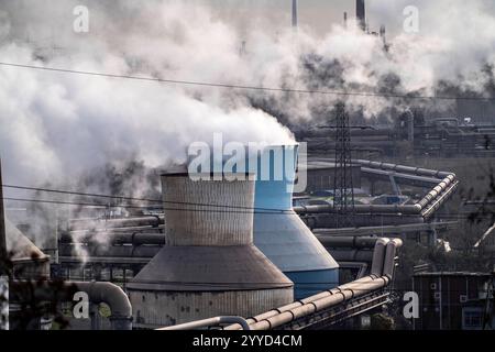Panorama des ThyssenKrupp Steel Stahlwerk in Duisburg-Bruckhausen, Kühltürme, am Kraftwerk Hamborn, Rohrleitungen, im Hintergrund das ThyssenKrupp Kraftwerk Hermann Wenzel in Ruhrort, NRW, Deutschland, ThyssenKrupp Steel Bruckhausen *** Panorama des ThyssenKrupp Steel Stahlwerks in Duisburg Bruckhausen, Kühltürme, im Hintergrund das Kraftwerk Hamborn, Pipelines, im Hintergrund das ThyssenKrupp Steel Kraftwerk in Bruckhausen, ThyssenKrupp, Ruckhausen, Ruckhausen, Ruckhausen, Ruckhausen, Ruckhausen, Ruckhausen, Ruckhausen, ThyssenKrupp Steel Stockfoto