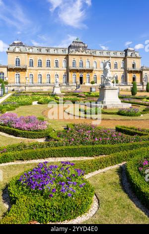 Wrest Park Bedfordshire formelle Gärten und Statuen vor dem englischen Landhaus Wrest Park and Gardens Silsoe Bedfordshire England Großbritannien GB Europa Stockfoto