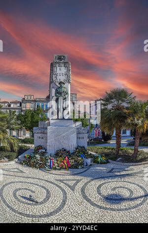 PORTO, PORTUGAL-12. APRIL 2024: Das Monumento aos Mortos da Grande Guerra in Prac de Carlos Alberto, Tribut t Stockfoto