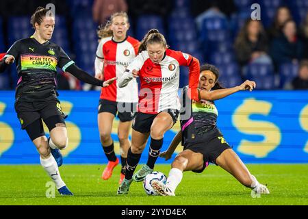 ROTTERDAM, 21-12-2024, Stadion de Kuip, Saison 2024/2025, niederländischer Azerion Eredivisie Vrouwen Football. Spiel zwischen Feyenoord - PSV (Damen). Feyenoord-Spieler Romee van de Lavoir und PSV-Spieler Nina Nijstad im Duell. Beschreibung: Pro Shots/Alamy Live News Stockfoto