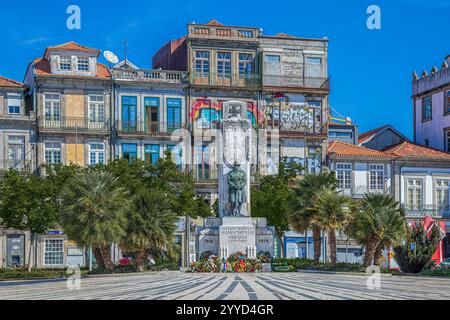 PORTO, PORTUGAL-12. APRIL 2024: Das Monumento aos Mortos da Grande Guerra in Prac de Carlos Alberto, Tribut t Stockfoto