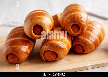 Hausgemachte Wurstbrötchen auf einem Bambusbrett, geringer Blickwinkel. Stockfoto