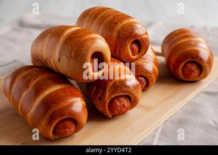 Hausgemachte Wurstbrötchen auf einem Bambusbrett, geringer Blickwinkel. Nahaufnahme. Stockfoto