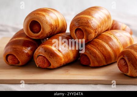 Hausgemachte Wurstbrötchen auf einem Bambusbrett, geringer Blickwinkel. Nahaufnahme. Stockfoto