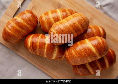 Hausgemachte Wurstbrötchen auf einem Bambusbrett, Blick von oben. Flache Lage, über Kopf, von oben. Stockfoto