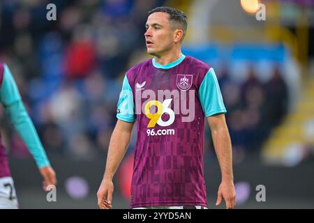 Turf Moor, Burnley, Lancashire, Großbritannien. Dezember 2024. EFL Championship Football, Burnley gegen Watford; Josh Cullen von Burnley Credit: Action Plus Sports/Alamy Live News Stockfoto