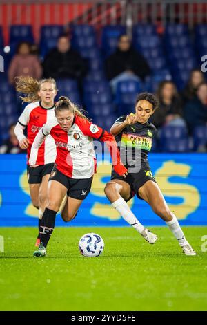 ROTTERDAM, 21-12-2024, Stadion de Kuip, Saison 2024/2025, niederländischer Azerion Eredivisie Vrouwen Football. Spiel zwischen Feyenoord - PSV (Damen). Feyenoord-Spieler Romee van de Lavoir und PSV-Spieler Nina Nijstad. Beschreibung: Pro Shots/Alamy Live News Stockfoto