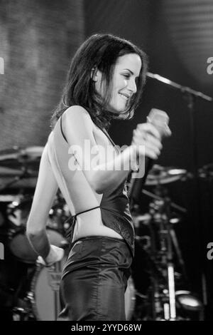 ANDREA CORR, THE CORRS, KONZERT, 1998: Ein junger Andrea Corr, Sänger der Corrs, der am 18. Dezember 1998 in Cardiff International Arena & Convention Centre, Wales, Großbritannien, auftrat. Foto: Rob Watkins. INFO: The Corrs ist eine irische Band, die 1990 gegründet wurde und für ihre harmonische Mischung aus Pop, Rock und traditioneller irischer Folk-Musik bekannt ist. Mit ihren Geschwistern Andrea, Sharon, Caroline und Jim Corr erlangten sie mit Hits wie „Breathless“ und dem Album Talk on Corners weltweite Bekanntheit. Stockfoto