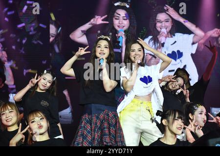 London, Großbritannien. Dezember 2024. LONDON, ENGLAND – 20. DEZEMBER: Gillian Chung und Charlene Choi von „ZWILLINGE“ treten am 20. Dezember 2024 in der OVO Arena, Wembley, in London auf. EXKLUSIV! ES FALLEN SPEZIELLE GEBÜHREN AN! CAP/MAR © MAR/Capital Pictures Credit: Capital Pictures/Alamy Live News Stockfoto