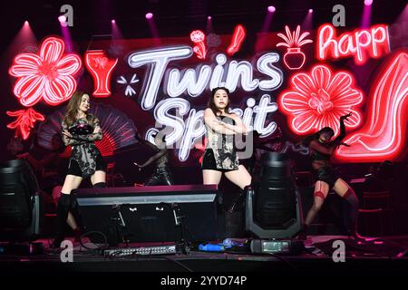 London, Großbritannien. Dezember 2024. LONDON, ENGLAND – 20. DEZEMBER: Gillian Chung und Charlene Choi von „ZWILLINGE“ treten am 20. Dezember 2024 in der OVO Arena, Wembley, in London auf. EXKLUSIV! ES FALLEN SPEZIELLE GEBÜHREN AN! CAP/MAR © MAR/Capital Pictures Credit: Capital Pictures/Alamy Live News Stockfoto
