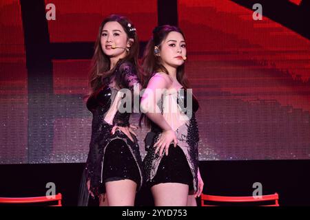 London, Großbritannien. Dezember 2024. LONDON, ENGLAND – 20. DEZEMBER: Gillian Chung und Charlene Choi von „ZWILLINGE“ treten am 20. Dezember 2024 in der OVO Arena, Wembley, in London auf. EXKLUSIV! ES FALLEN SPEZIELLE GEBÜHREN AN! CAP/MAR © MAR/Capital Pictures Credit: Capital Pictures/Alamy Live News Stockfoto