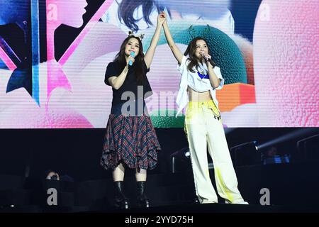 London, Großbritannien. Dezember 2024. LONDON, ENGLAND – 20. DEZEMBER: Gillian Chung und Charlene Choi von „ZWILLINGE“ treten am 20. Dezember 2024 in der OVO Arena, Wembley, in London auf. EXKLUSIV! ES FALLEN SPEZIELLE GEBÜHREN AN! CAP/MAR © MAR/Capital Pictures Credit: Capital Pictures/Alamy Live News Stockfoto