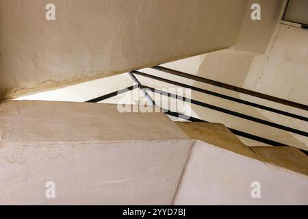 Abstrakte architektonische Treppe mit Metallgeländer und geometrischem Design Stockfoto
