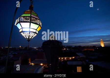 Traditionelle marokkanische Beleuchtung auf der Dachterrasse eines Riads in der Medina von marrakesch, marokko Stockfoto