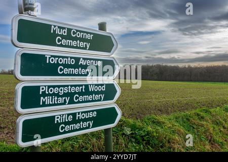 Wegweiser zu verschiedenen Militärfriedhöfen aus dem 1. Weltkrieg auf dem ehemaligen Schlachtfeld des 1. Weltkriegs in Ploegsteert/Plugstreet, Hennegau, Belgien Stockfoto