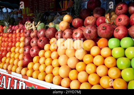 Obst wird an frischen Saftständen auf dem jemaa el-fna-Platz marrakesch, marokko, serviert Stockfoto