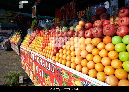 Obst wird an frischen Saftständen auf dem jemaa el-fna-Platz marrakesch, marokko, serviert Stockfoto